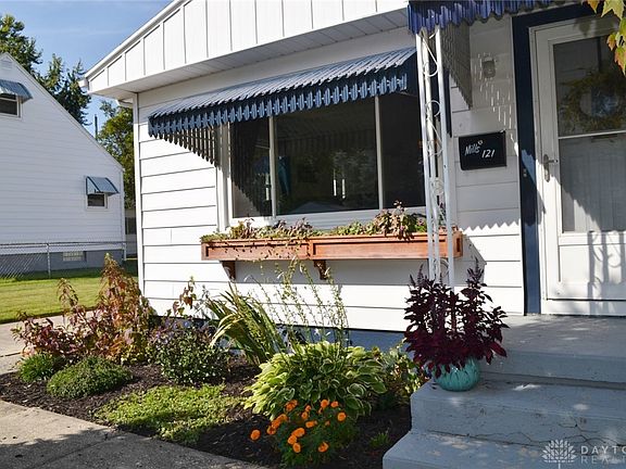 5th image of 121 Meyer Ave