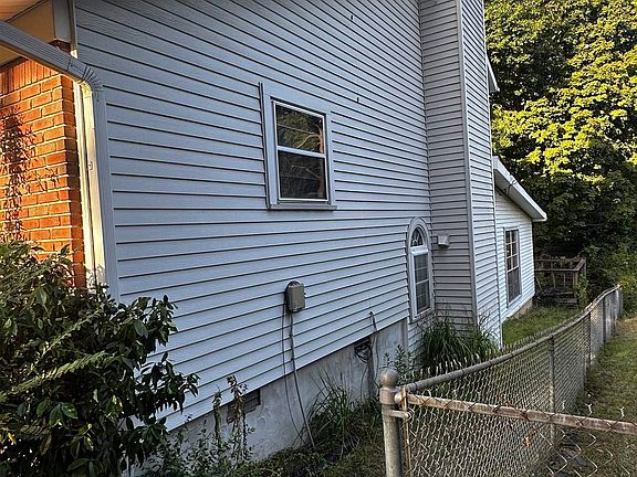 3rd image of 805 Newcomb Dr