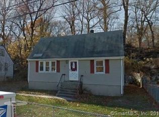 20 Sunshine Cir, Bridgeport, CT 06606