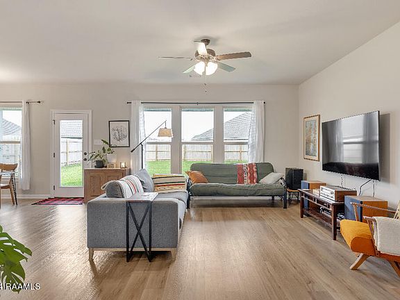 4th image of 303 Tall Meadows Ln
