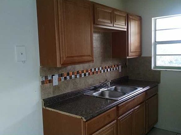 2nd image of 1106 S L St APT 6