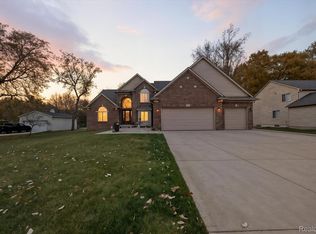 663 Vanderpool Dr, Troy, MI 48083