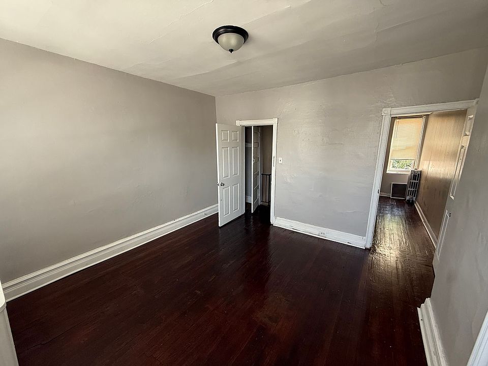 2nd image of 1921 E Monmouth St