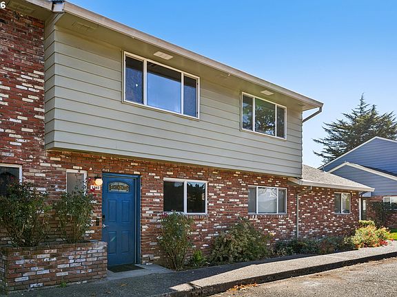 3rd image of 1302 NE Hogan Dr