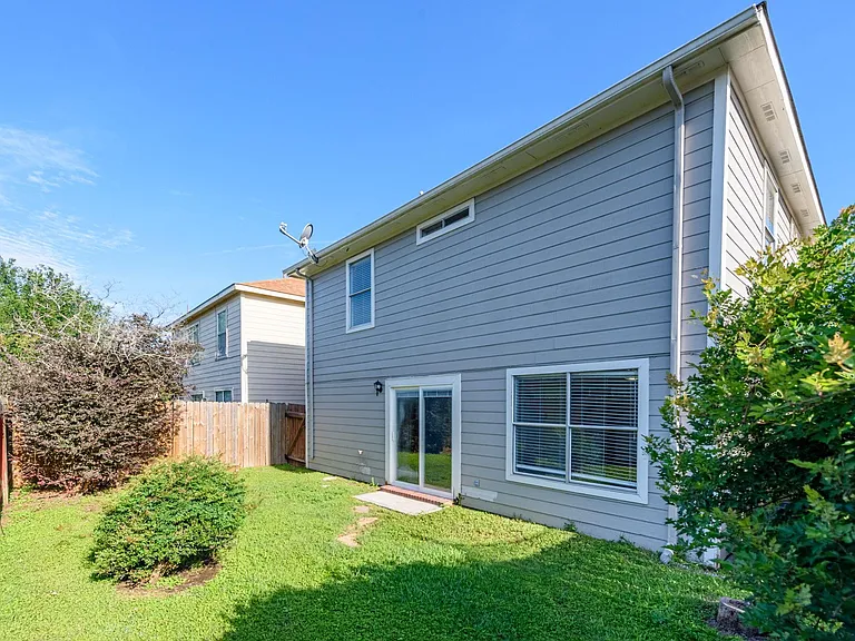11710 Fossil Rock Ln — Photo 8