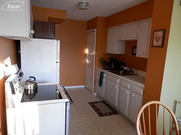 2nd image of 100 Beechwoode Ln #1