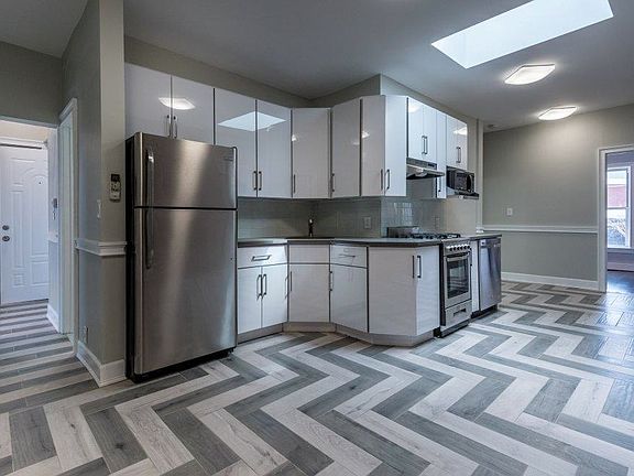 2nd image of 206 Calyer St #2CANE