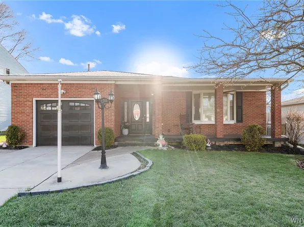 102 Chateau Ct, Depew, NY 14043