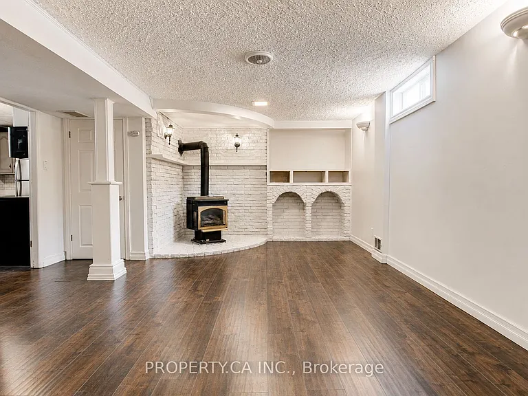 71 Highpark Ave #LOWER — Photo 3