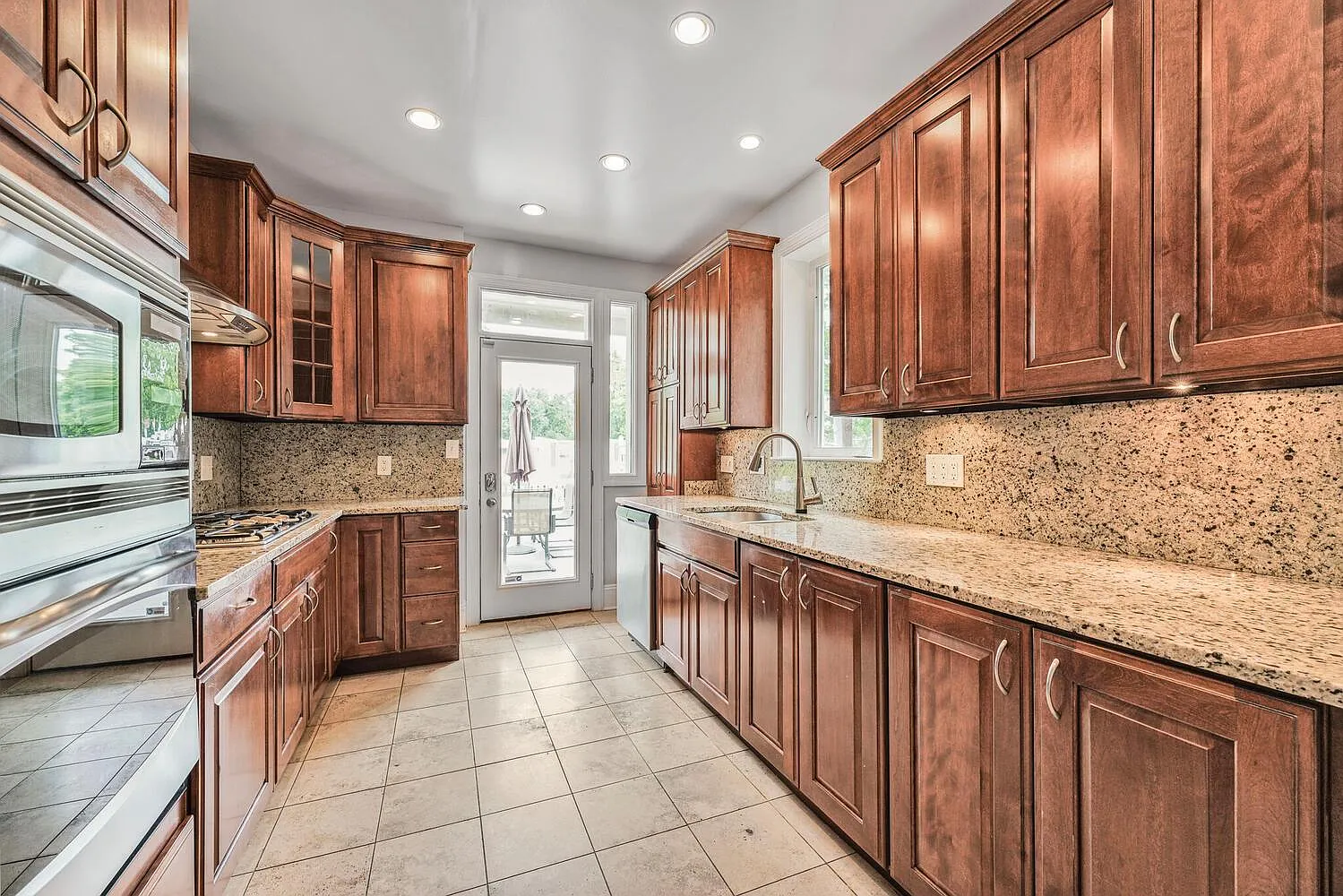 3 bed, 1.5 bath, $5,600 — Photo 2