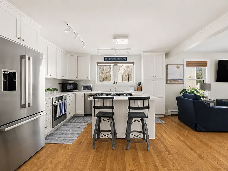 118 Center Ave — Photo 2