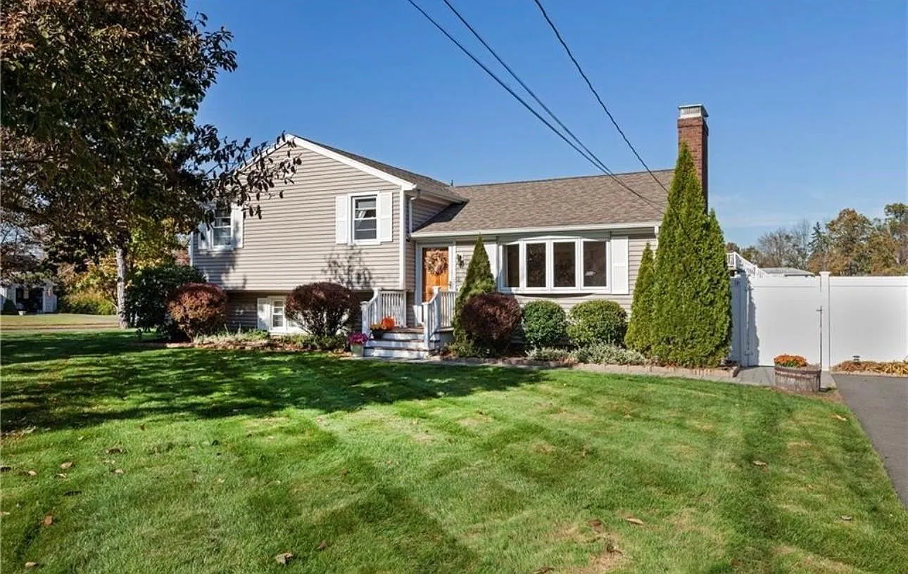 33 Peters Ln — Photo 1