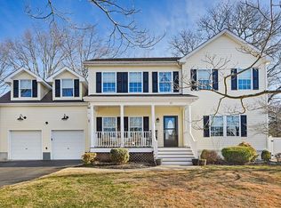 22 Glenwood Dr, Montrose, NY 10548