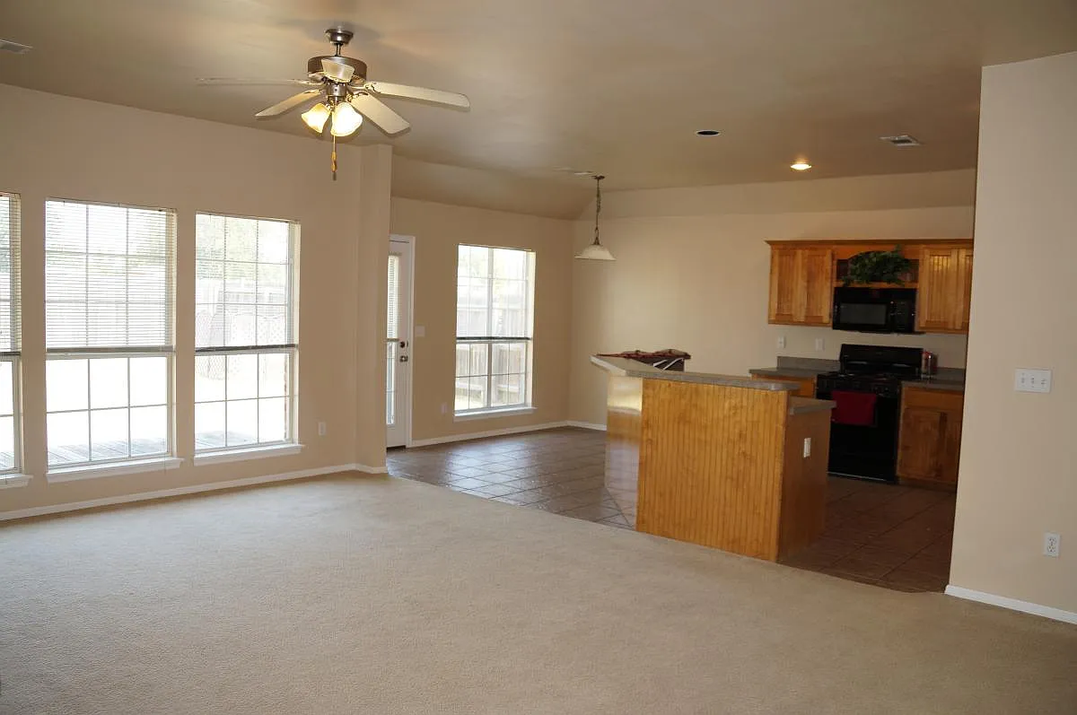 Large kitchen open to dining area and outdoors - 15107 E 90th Pl N