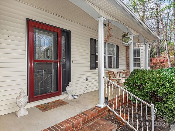 3rd image of 543 Hunters Glen Ln