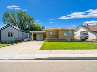 61 5th St SW, Medicine Hat, AB T1A4G3