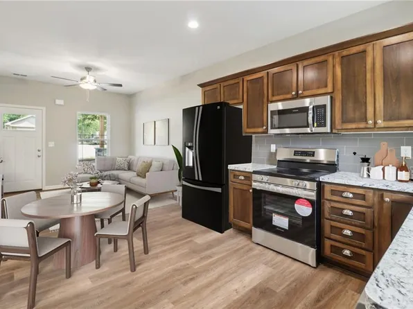 842 E 8th St, Ottawa, KS 66067