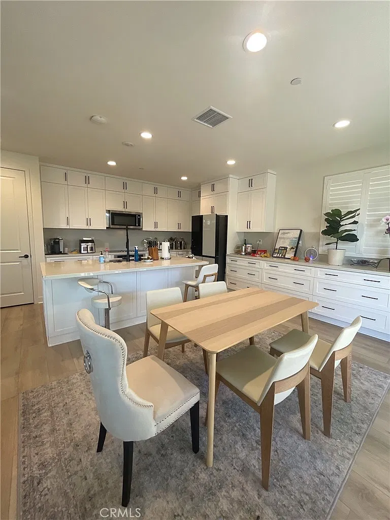 4 bed, 2359 sqft, $6,900 — Photo 1