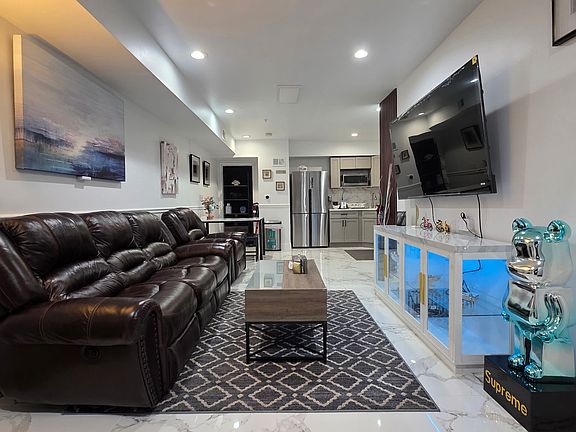 2nd image of 1301 Poplar St #3F