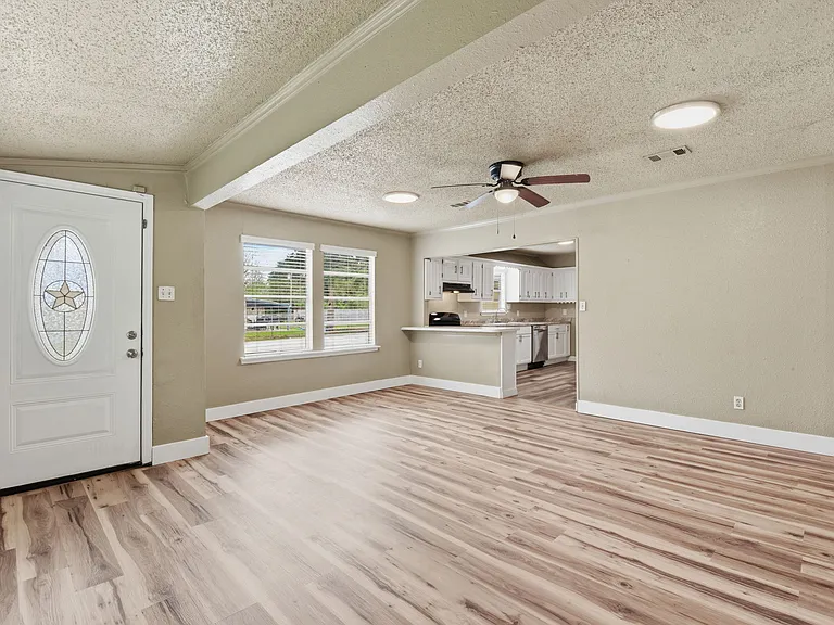 1109 E Walker St — Photo 2