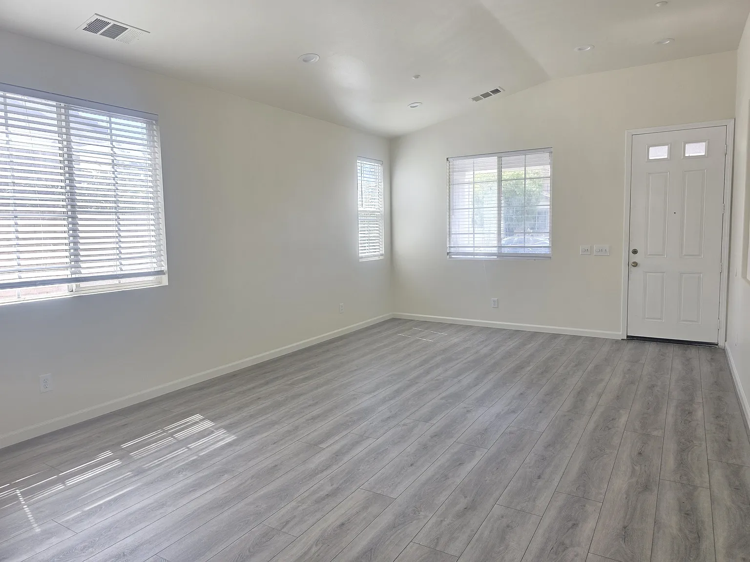 4 bed, 2806 sqft, $4,000 — Photo 3