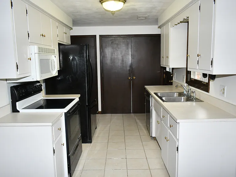 4124 Alhambra Dr #4124 — Photo 2