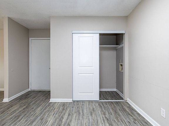 3rd image of 100 Hunter Hill Rd APT 4D