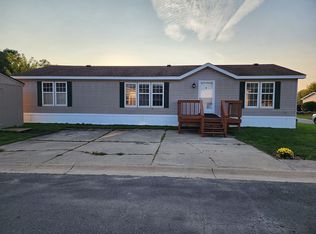 632 Maple Ln, Columbus, MI 48063