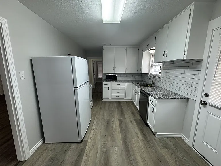 1320 N Travis St — Photo 13