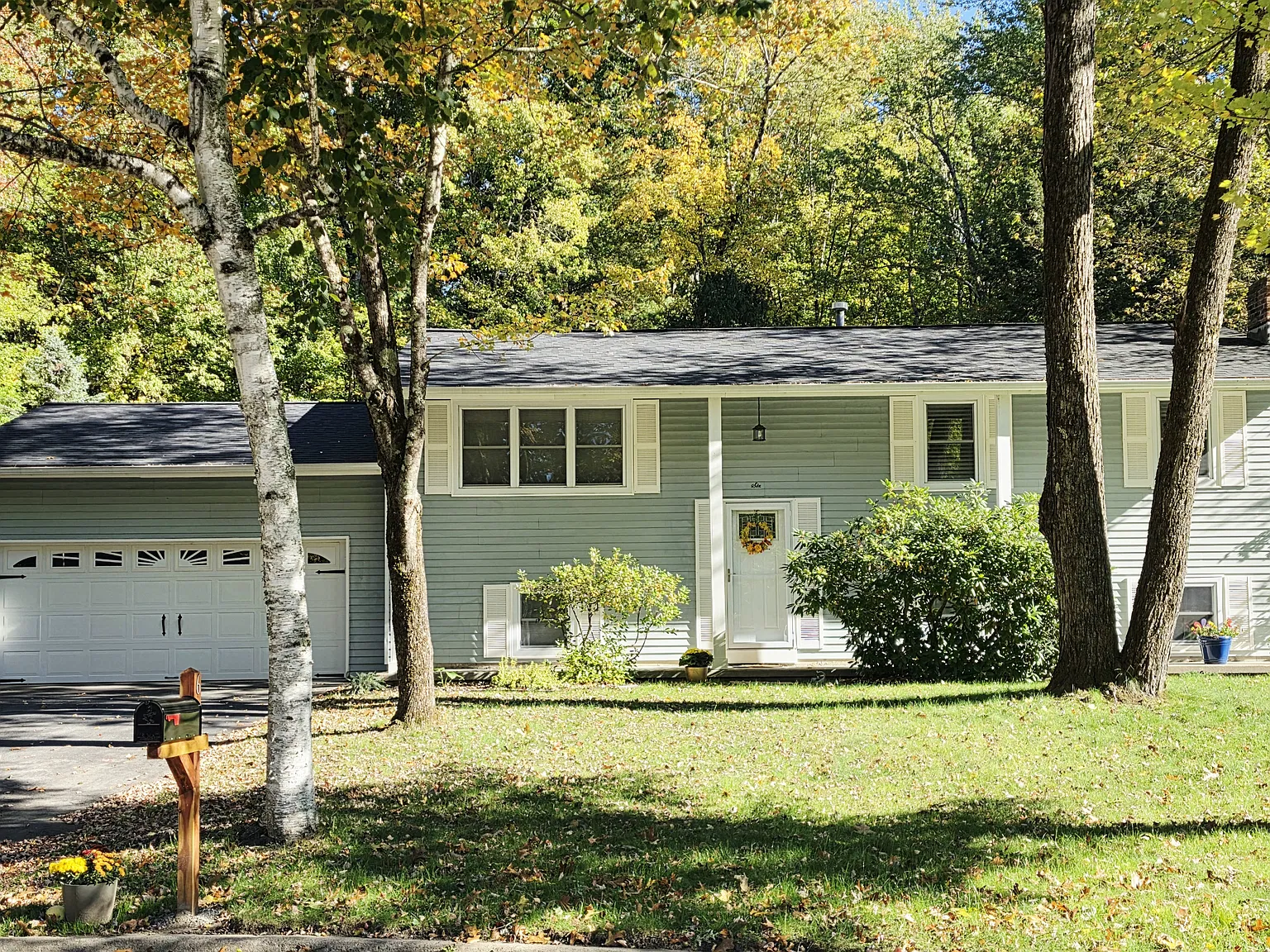 6 Mohegan Ct — Photo 1