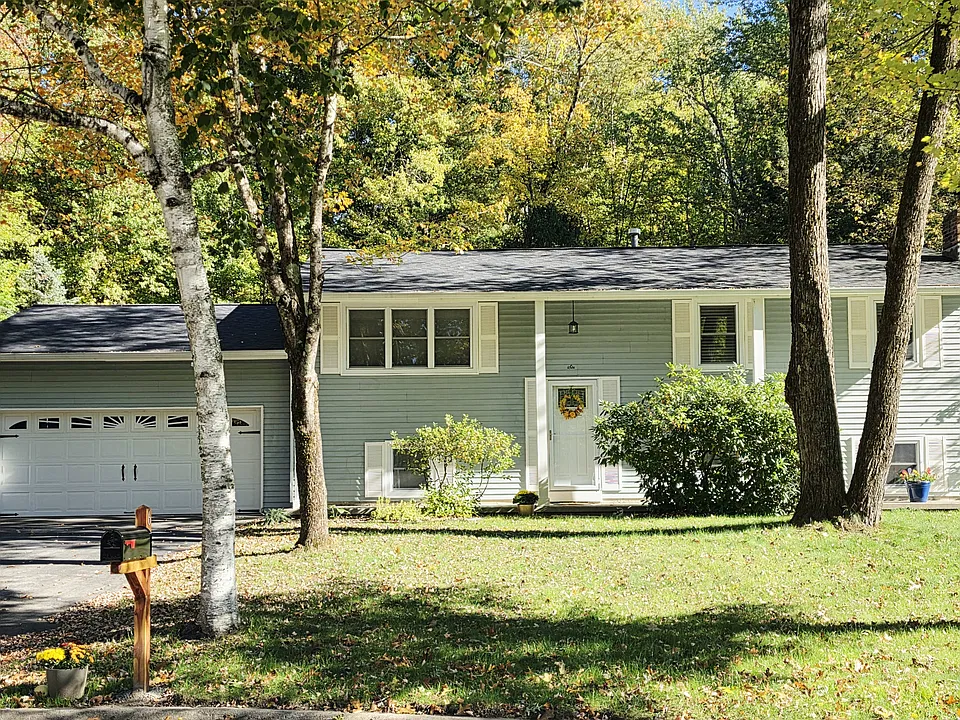6 Mohegan Ct