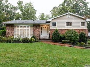 10 Huckelberry Ln, Oyster Bay, NY 11771