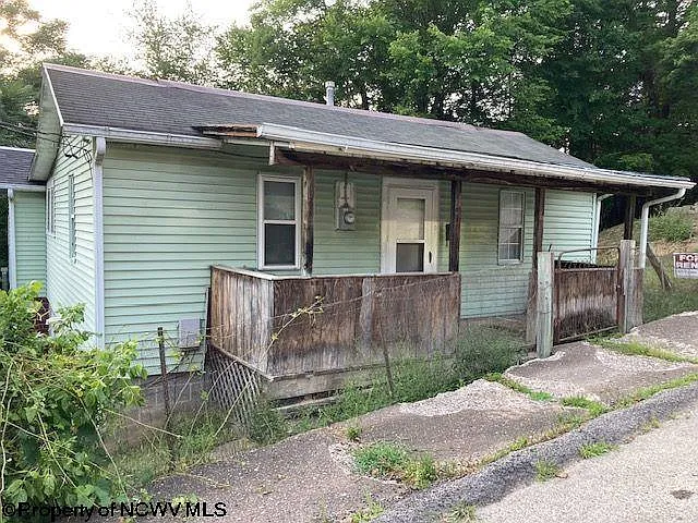 131 McGary Ave photo 1