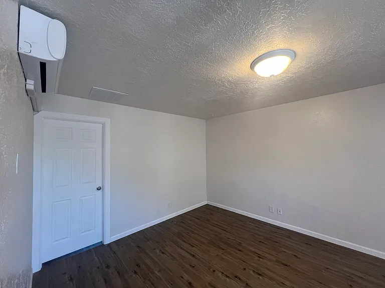 911 Alvarado Dr SE #4 — Photo 11