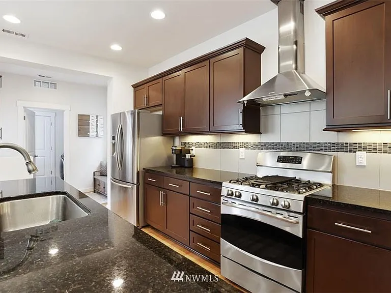 1660 NE Falls Dr — Photo 6