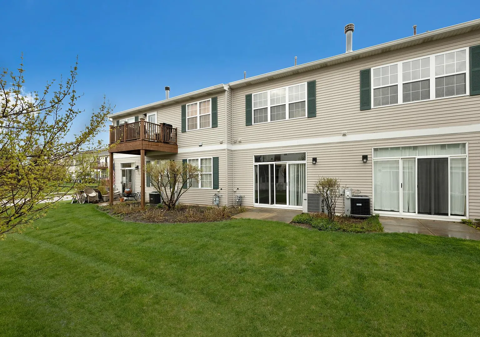 2 bed, 1.5 bath, 1412 sqft, $2,400 — Photo 2
