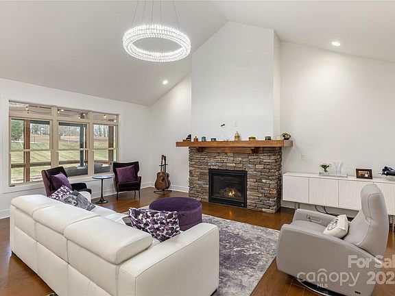 3rd image of 27 Lone Oak Dr