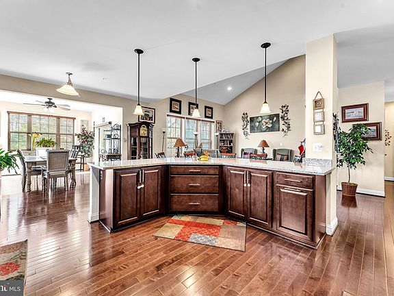 4th image of 825 Janet Dale Ln