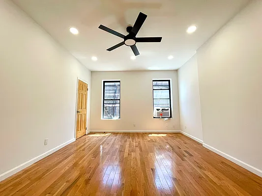 Rented by Safdie Realty Group | media 20