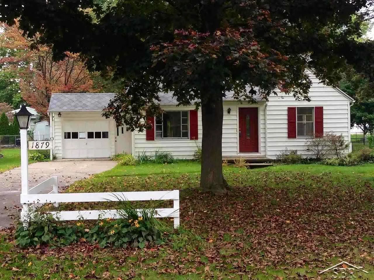 1879 McArthur St photo 1