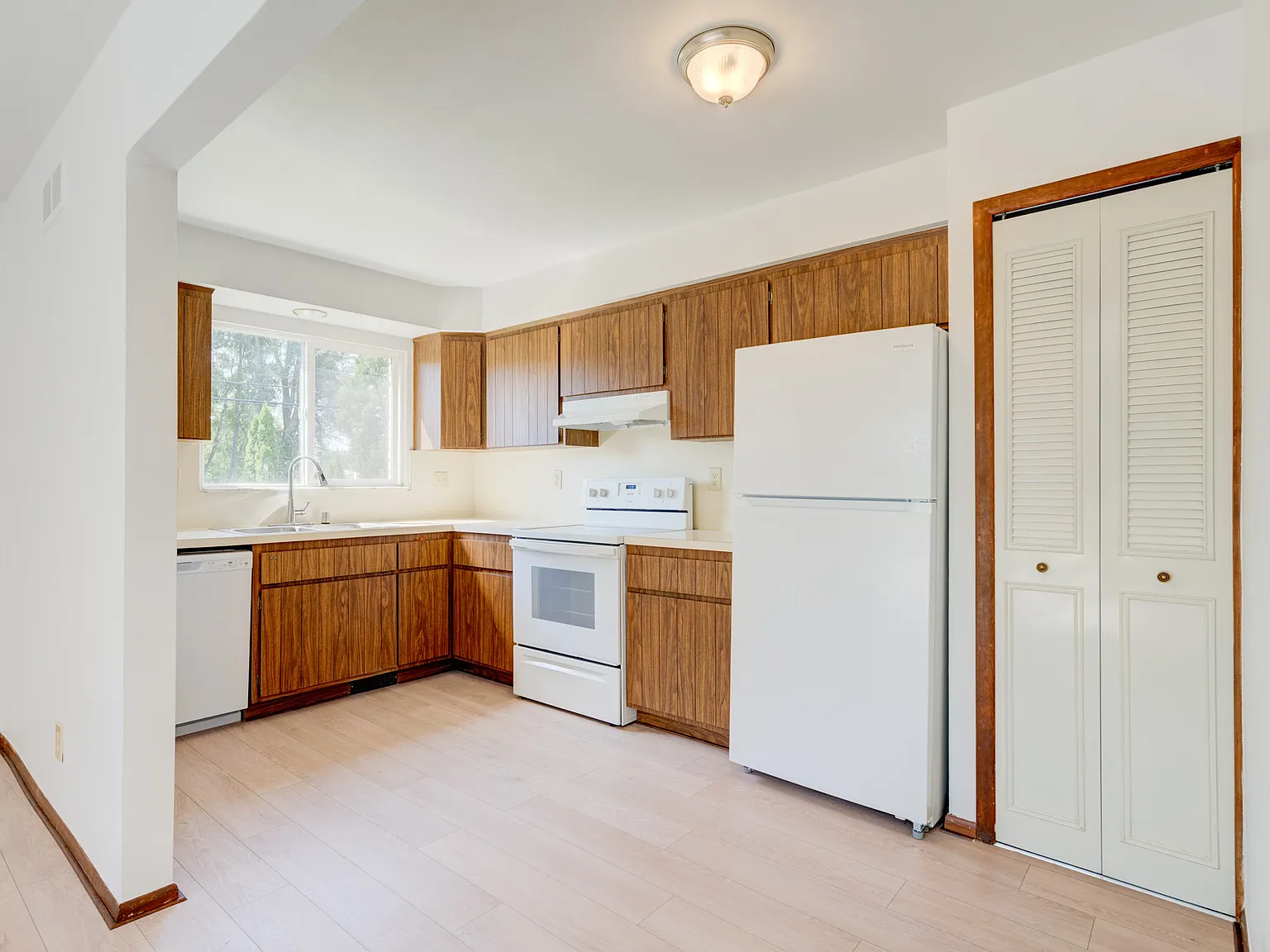 3 bed, 2.5 bath, 1620 sqft, $3,600 — Photo 3