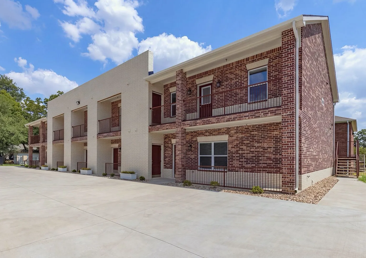 South Campus Apartments-1906 — Photo 3