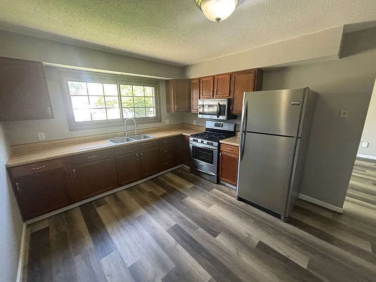 449 Shellview St — Photo 3
