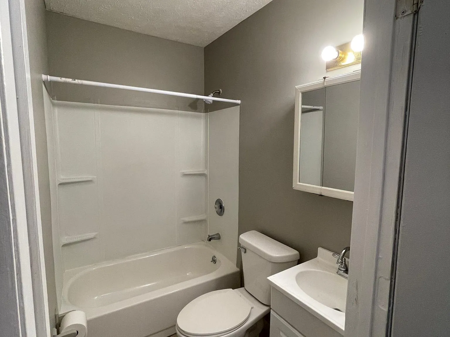 870 W Wood St — Photo 3