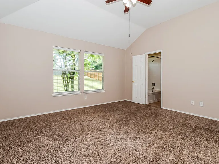 906 Oak Hollow Ln — Photo 10