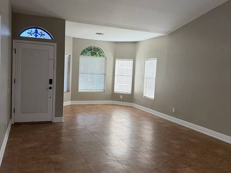 1850 W Desert Ln — Photo 2