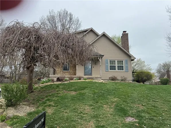 3949 NW Hidden Cove Ct, Lees Summit, MO 64082