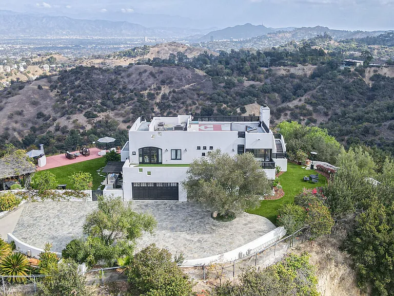 13211 Mulholland Dr — Photo 43