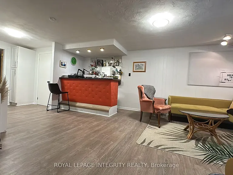870 Claude St — Photo 13