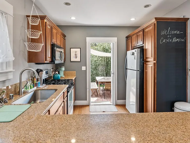 2529 Monroe Ave — Photo 5